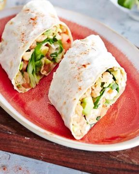 Рулеты из лаваша с салатом из фасоли и авокадо