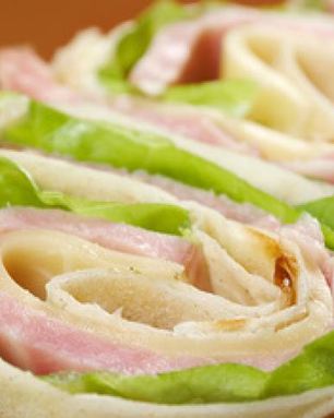 Рулеты из лаваша с сыром, ветчиной и зеленью