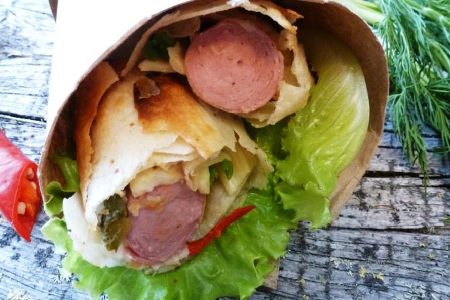 Рецепт сосиска в лаваше с маринованным огурцом и сыром