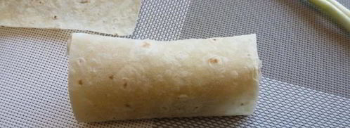 сосиска в лаваше с маринованным огурцом и сыром. Шаг 2