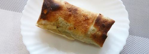 сосиска в лаваше с маринованным огурцом и сыром. Шаг 3