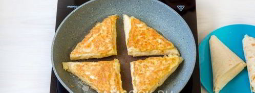 жареный лаваш с колбасой и сыром. Шаг 11