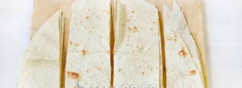 жареный лаваш с колбасой и сыром. Шаг 6