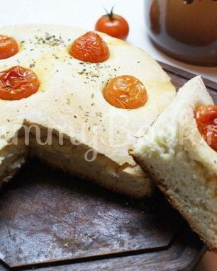 Фокачча с помидорами черри