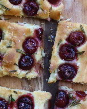 Фокачча с вишней и розмарином