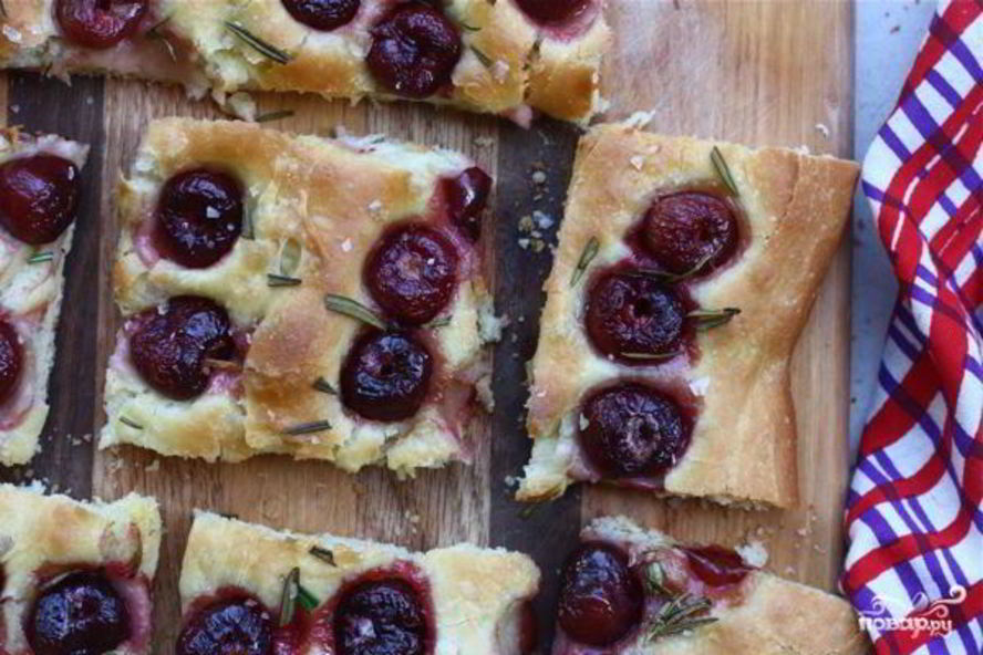 Рецепт фокачча с вишней и розмарином