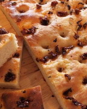 Фокачча с вялеными помидорами