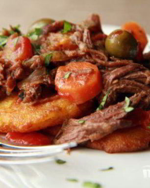 Говядина с кукурузными лепешками