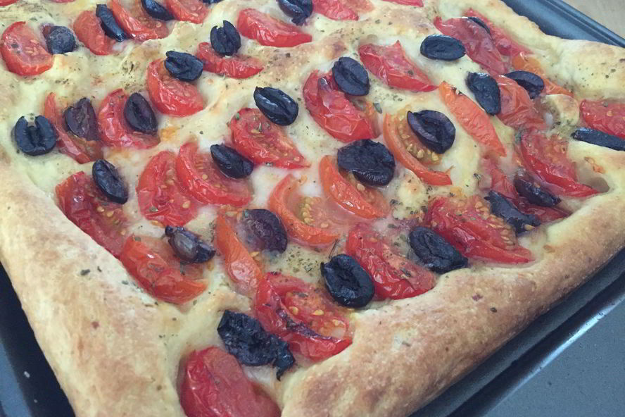 Рецепт итальянская фокачча с маслинами и помидорами