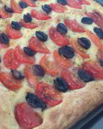 Итальянская фокачча с маслинами и помидорами