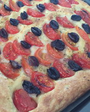 Итальянская фокачча с маслинами и помидорами