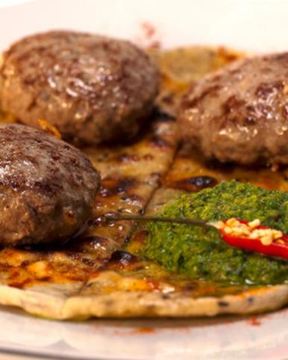 Кефта из баранины на лепешке с кунжутом