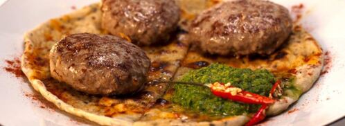 кефта из баранины на лепешке с кунжутом. Шаг 5