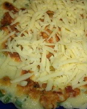 Лепешка на завтрак с яйцами и колбасой