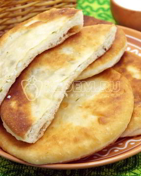 Лепешки на сковороде с зеленым луком и яйцом