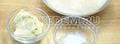 лепешки на сковороде с зеленым луком и яйцом. Шаг 2