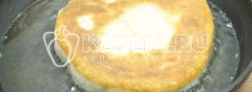 лепешки на сковороде с зеленым луком и яйцом. Шаг 12