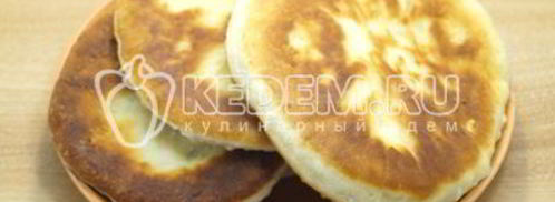 лепешки на сковороде с зеленым луком и яйцом. Шаг 13