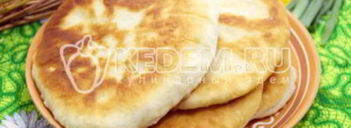 лепешки на сковороде с зеленым луком и яйцом. Шаг 14