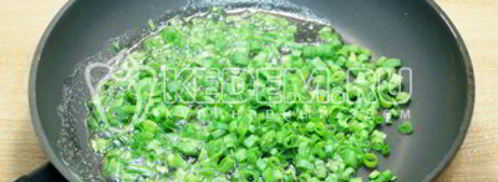 лепешки на сковороде с зеленым луком и яйцом. Шаг 6