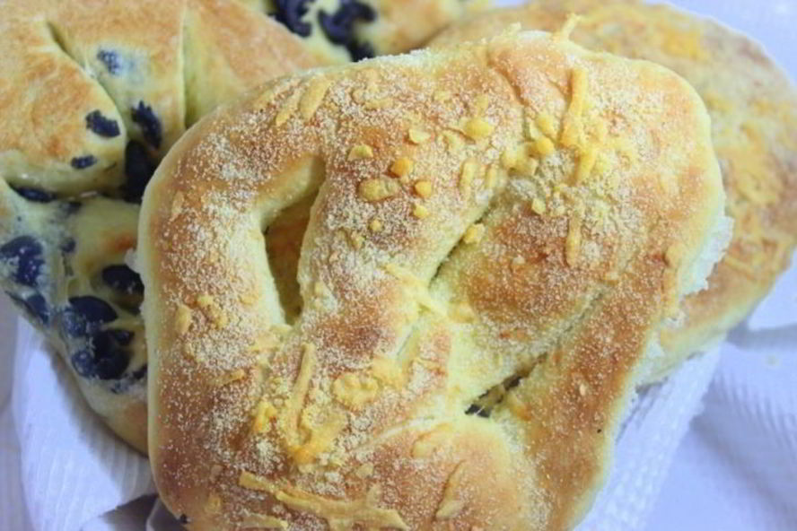 Рецепт лепешки с сыром и маслинами