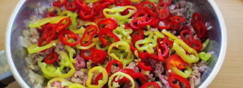 пиде — турецкая лепешка в форме лодочки с начинкой из фарша. Шаг 12