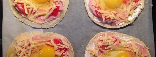 пита с колбасой, сыром и яйцом. Шаг 4