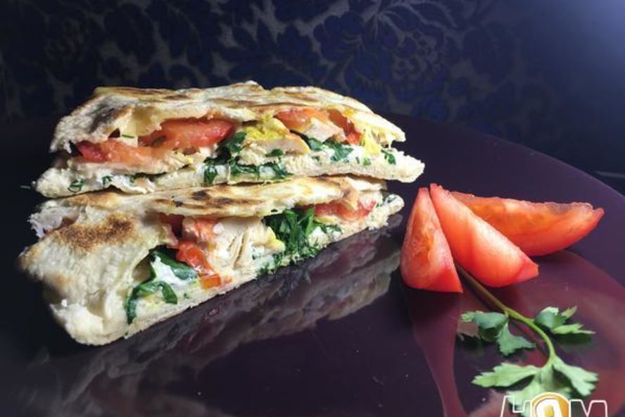 Рецепт пита с курицей, сыром и овощами