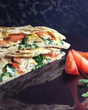 Пита с курицей, сыром и овощами