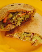 Сочная пита с курицей и салатом