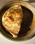 Сырная лепешка с базиликом