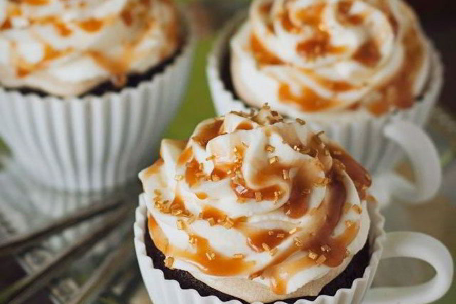 Рецепт кофейные маффины с карамелью и взбитыми сливками
