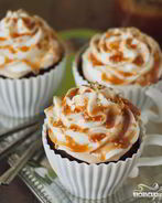 Кофейные маффины с карамелью и взбитыми сливками