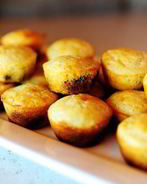 Кукурузные мини-маффины с черникой и ванильным маслом