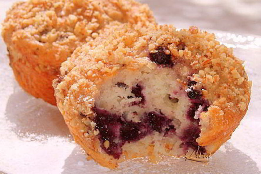 Рецепт маффины с черникой и ореховой корочкой