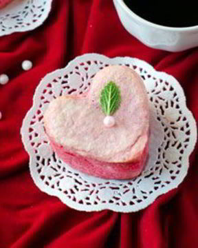 Розовые маффины на белках с начинкой из пудинга