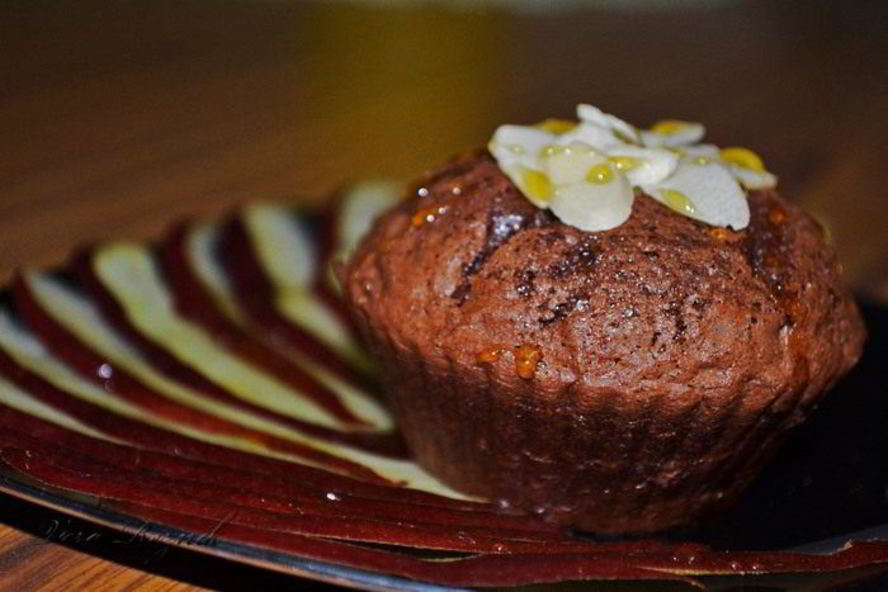 Рецепт шоколадные маффины с грецкими орехами и карпаччо из красной груши