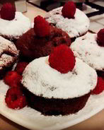 Шоколадные маффины с малиной