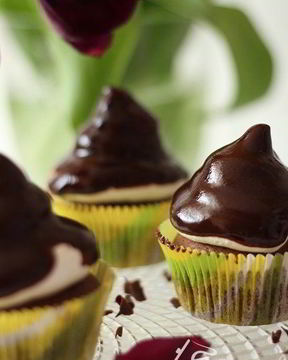 Шоколадные маффины с зефирным кремом