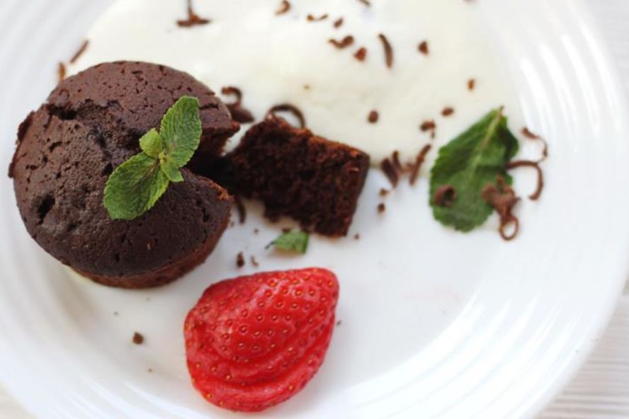 Рецепт шоколадные маффины со свежими ягодами и пломбиром