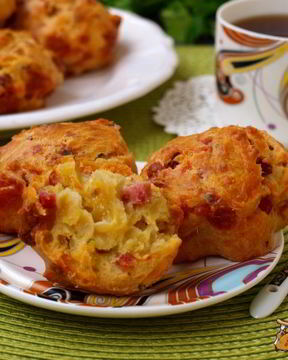 Закусочные маффины с колбасой и сыром