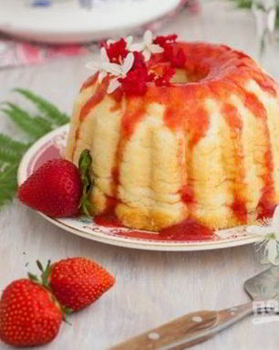 Манник с клубничным соусом