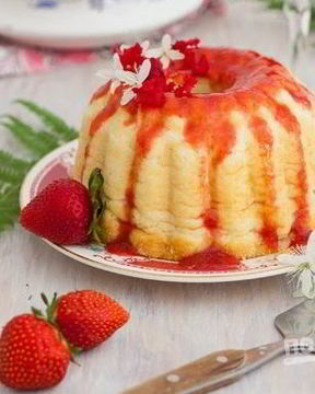 Манник с клубничным соусом