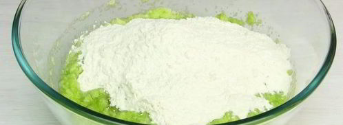 кабачковые оладьи с фаршем внутри. Шаг 3