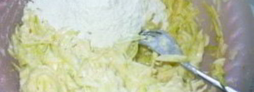 кабачковые оладьи с творогом. Шаг 2