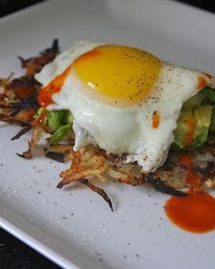 Картофельные оладьи с яйцом и авокадо