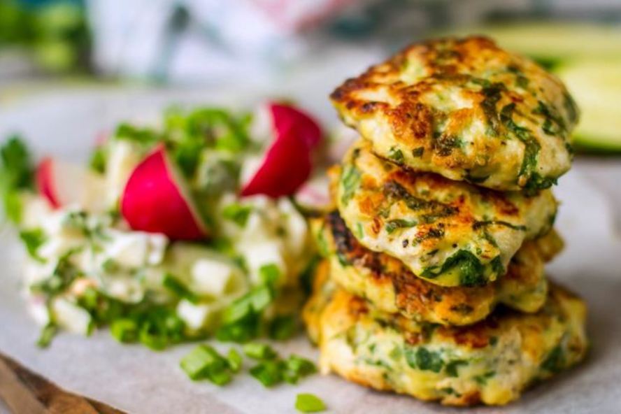 Рецепт куриные оладьи с дачным овощным салатом со сметаной