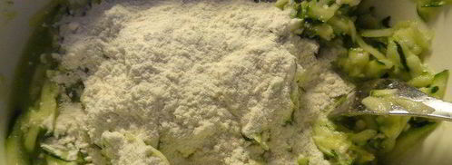 нежные оладьи из цукини с фетой. Шаг 4