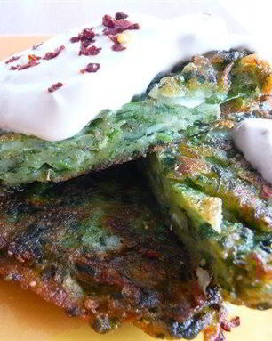 Оладьи из картофеля, кабачков и шпината