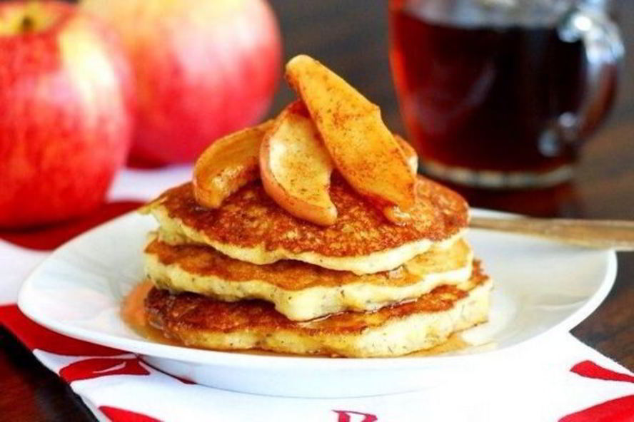 Рецепт оладьи на кефире с корицей и яблоком